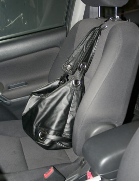 Reţinut de poliţişti pentru tâlhărie calificată: a furat o geantă dintr-o maşină!